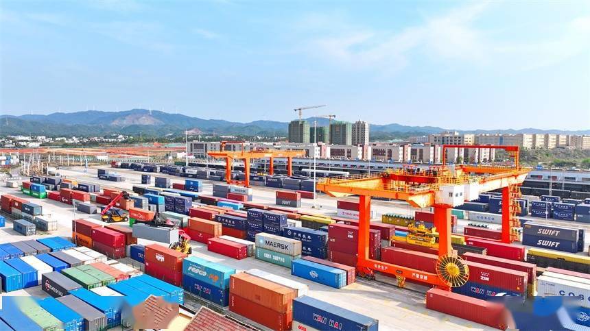 江西贛州南康區(qū) 木材家具國際進出口貨物集裝箱裝卸繁忙